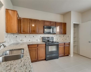 913 Greene Way - Photo Thumbnail 11