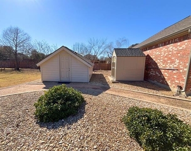 1205 Golden Gate Drive - Photo Thumbnail 8