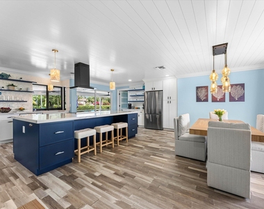 3313 Sherwood Boulevard - Photo Thumbnail 4