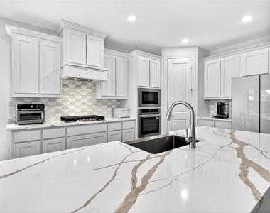 4010 Zina Lane - Photo Thumbnail 9