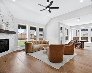 4010 Zina Lane - Photo Thumbnail 8