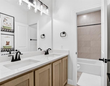 4010 Zina Lane - Photo Thumbnail 32