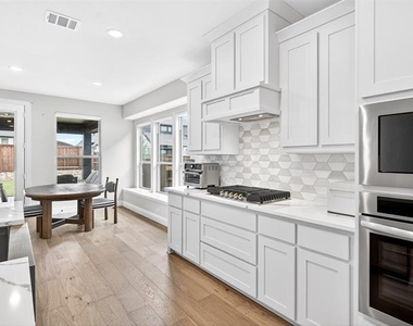 4010 Zina Lane - Photo Thumbnail 12
