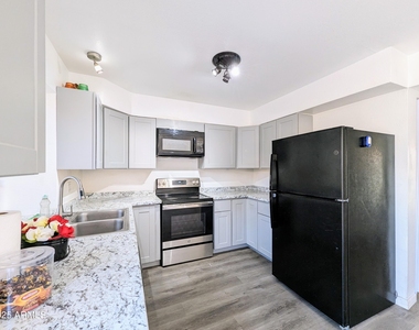 4601 N 102nd Avenue - Photo Thumbnail 13