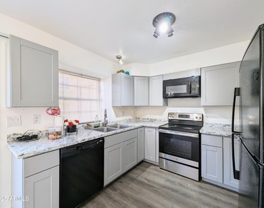 4601 N 102nd Avenue - Photo Thumbnail 12