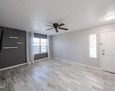 8787 E Mountain View Road - Photo Thumbnail 2