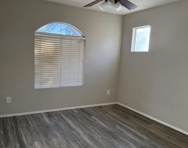 1410 E Mobile Lane - Photo Thumbnail 2