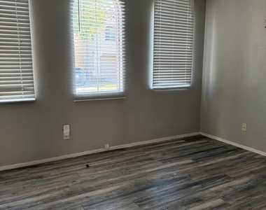 1410 E Mobile Lane - Photo Thumbnail 3