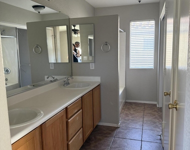 1410 E Mobile Lane - Photo Thumbnail 5