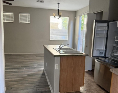1410 E Mobile Lane - Photo Thumbnail 6