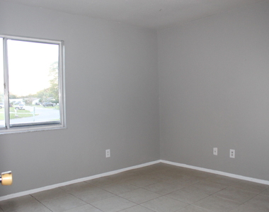 1618 Se Elkhart Terrace - Photo Thumbnail 8