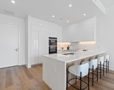 220 Lake Shore Drive - Photo Thumbnail 6