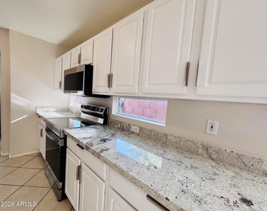 17606 N 17th Place - Photo Thumbnail 9