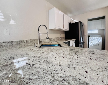 17606 N 17th Place - Photo Thumbnail 4