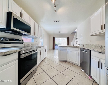 17606 N 17th Place - Photo Thumbnail 10