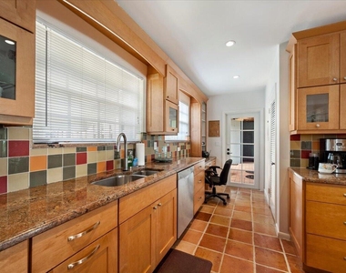 2201 N Lakeside Drive - Photo Thumbnail 8