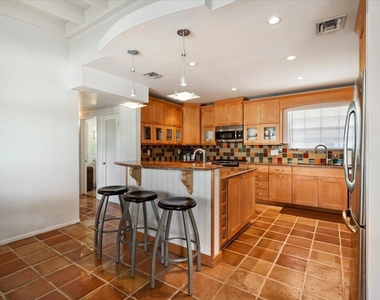 2201 N Lakeside Drive - Photo Thumbnail 6