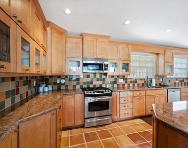 2201 N Lakeside Drive - Photo Thumbnail 7