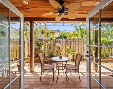 2201 N Lakeside Drive - Photo Thumbnail 15