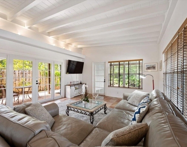 2201 N Lakeside Drive - Photo Thumbnail 3