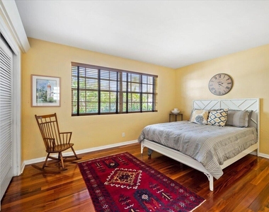 2201 N Lakeside Drive - Photo Thumbnail 11