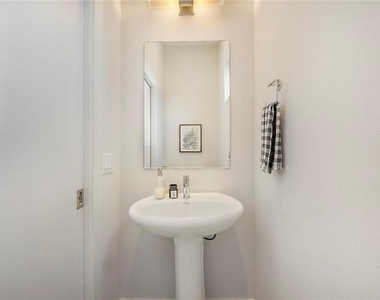 9060 Corsair Place - Photo Thumbnail 10