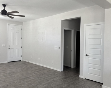 25202 N 142nd Drive - Photo Thumbnail 12