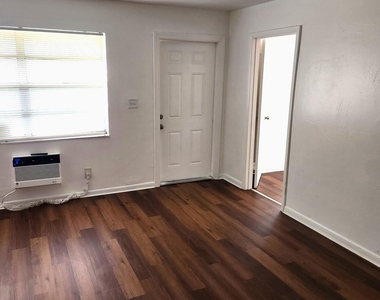 5421-5425 Nw 15th Court - Photo Thumbnail 4