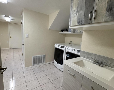 7035 W Morrow Drive - Photo Thumbnail 11