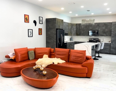 5989 Nw 74th Street - Photo Thumbnail 3