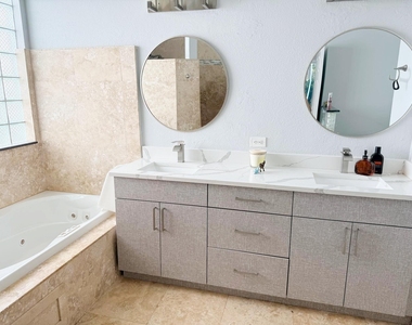 5989 Nw 74th Street - Photo Thumbnail 10