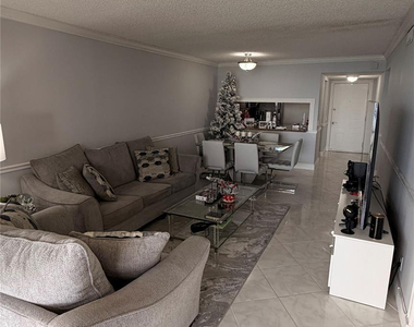 110 Lake Emerald Drive - Photo Thumbnail 6