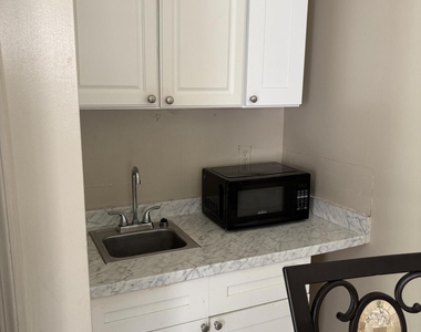 706 Glenn Parkway - Photo Thumbnail 5