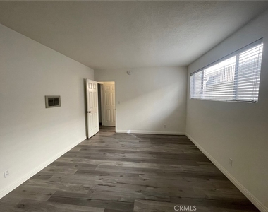 943 N Louise Street - Photo Thumbnail 3