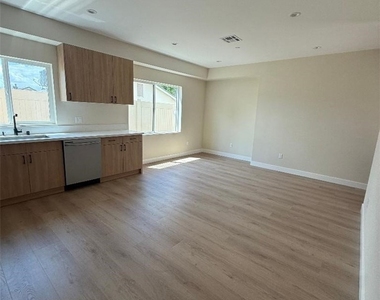 7828 Kyle Street - Photo Thumbnail 2