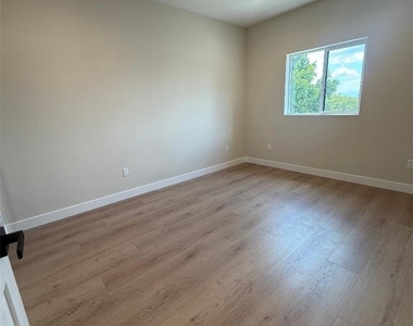 7828 Kyle Street - Photo Thumbnail 9