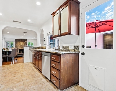 5362 Yolanda Avenue - Photo Thumbnail 6