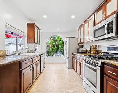 5362 Yolanda Avenue - Photo Thumbnail 3