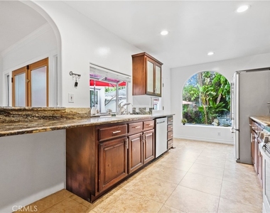 5362 Yolanda Avenue - Photo Thumbnail 4