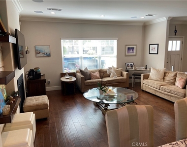 4470 Stansbury Avenue - Photo Thumbnail 17
