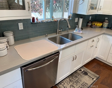 4470 Stansbury Avenue - Photo Thumbnail 7