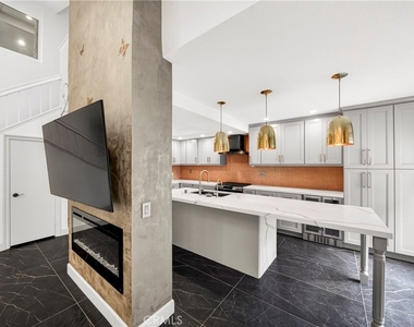 1034 Creekside Drive - Photo Thumbnail 6
