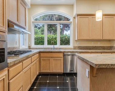 5370 Renaissance Avenue - Photo Thumbnail 8