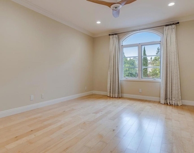 5370 Renaissance Avenue - Photo Thumbnail 30