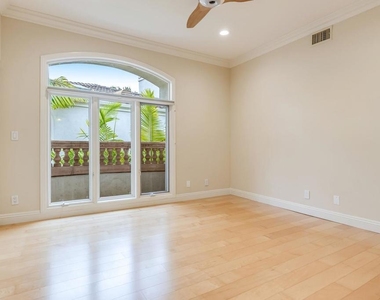 5370 Renaissance Avenue - Photo Thumbnail 24