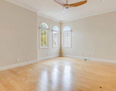 5370 Renaissance Avenue - Photo Thumbnail 27