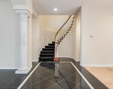 5370 Renaissance Avenue - Photo Thumbnail 12