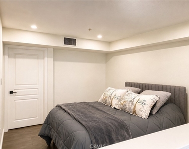 7320 Hawthorn Avenue - Photo Thumbnail 9