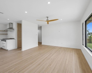 1061 Buena Vista Way - Photo Thumbnail 11