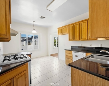 218 216 E Windsor Road - Photo Thumbnail 8